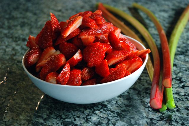strawberry rhubarb crumble4