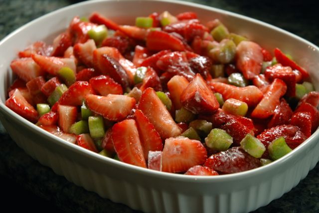 strawberry rhubarb crumble3