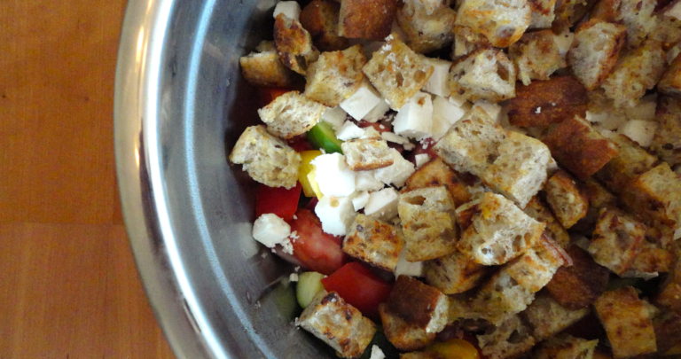 How To: Healthy Lunch – Greek Panzanella Salad