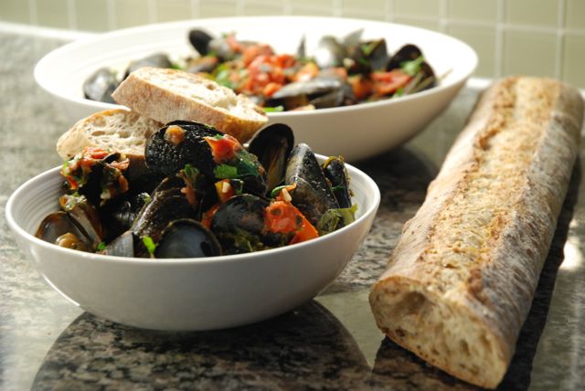 Tomato Basil and White Wine Mussels
