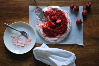 How to: Seasonal Cooking – Strawberry Rhubarb Pavlova