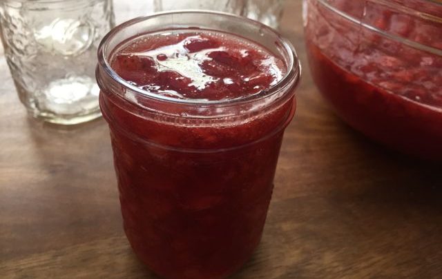 How to – Seasonal Cooking: No-Cook Strawberry Freezer Jam
