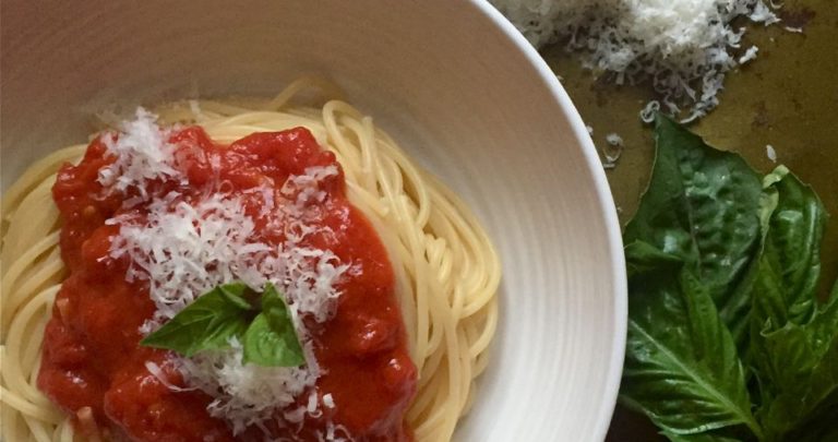 How to: Make your own – World’s Simplest Tomato Sauce