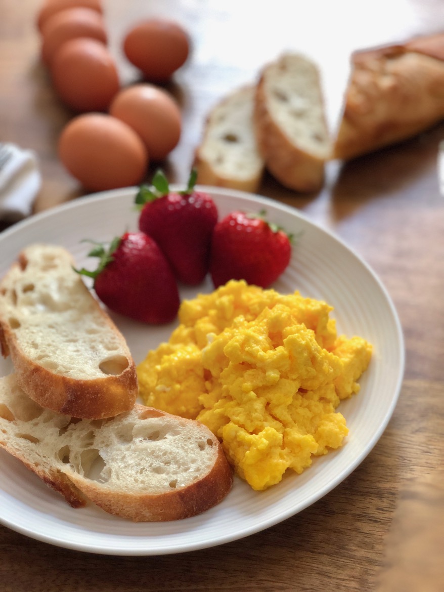 Cheesy scrambled eggs (for one person)
